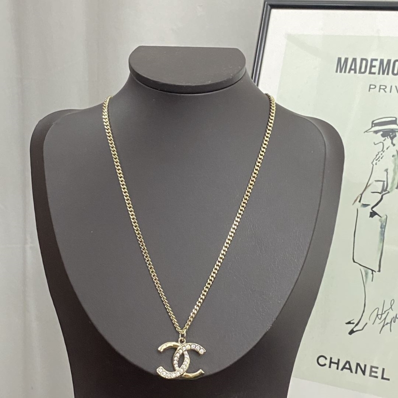 Ba*len*cia*ga necklaces